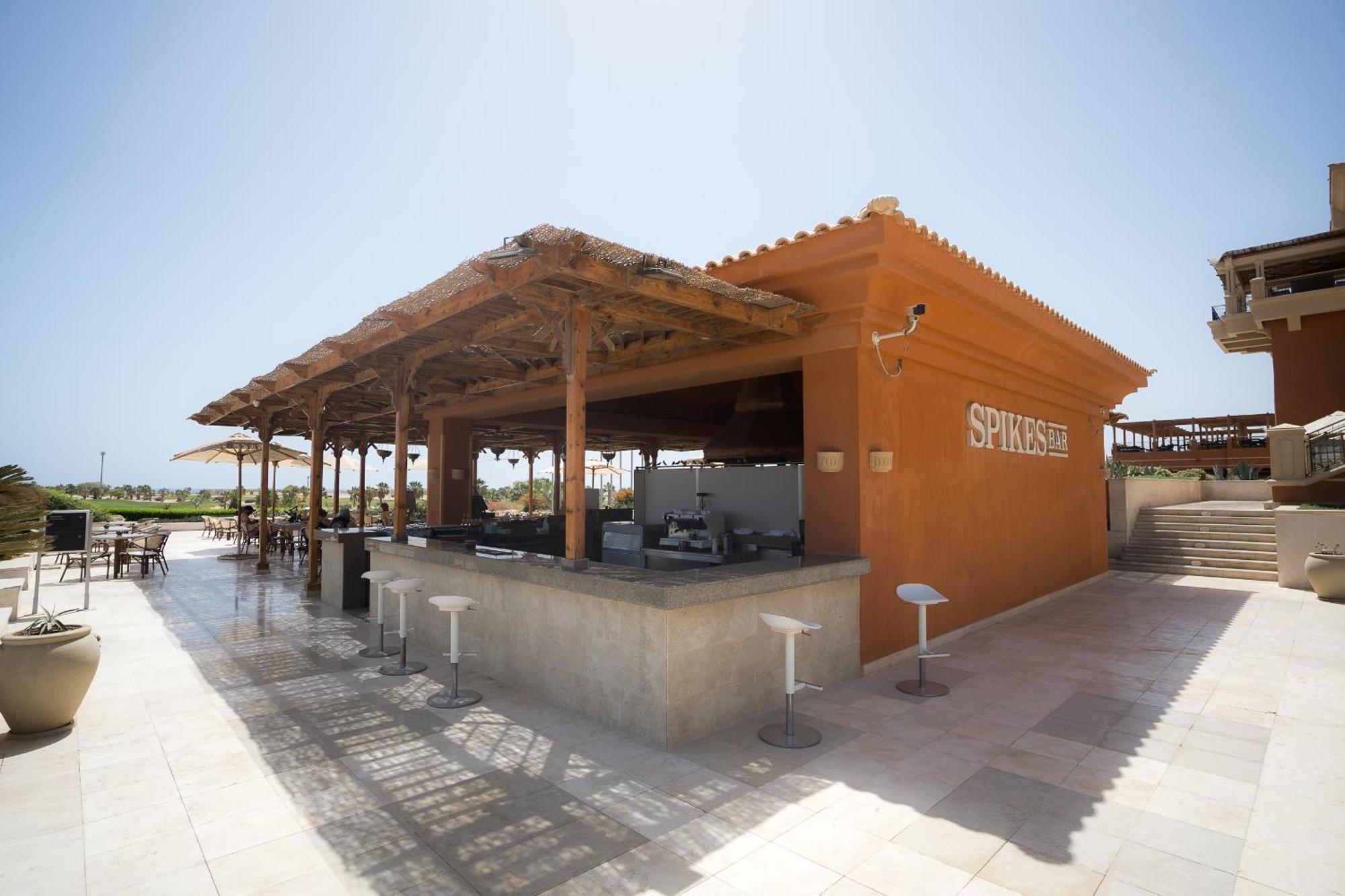 ザ カスケーズ ゴルフ リゾート スパ&タラッソ Soma Bay エクステリア 写真 The bar at the pool